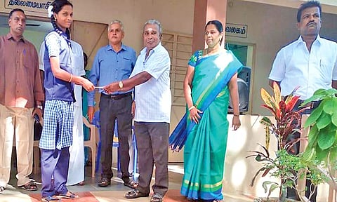 சாம்பவர்வடகரை அரசு பள்ளியில் பொதுத்தேர்வில் முதல் 2 இடங்கள் பெற்ற மாணவ- மாணவிகளுக்கு பரிசு