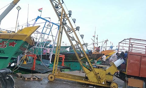 மீன்பிடி தடை காலம் இன்றுடன் முடிவு- காசிமேட்டில் 800 விசைப்படகுகள் கடலுக்குள் மீன்பிடிக்க செல்கின்றன
