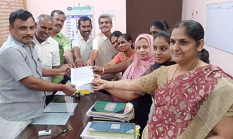  கவுன்சிலர்கள் மனு அளித்த காட்சி. 