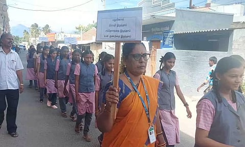  விழிப்புணர்வு பேரணி நடைபெற்ற காட்சி.