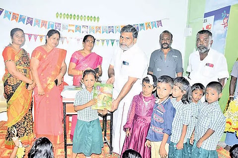மாணவ -மாணவிகளுக்கு இலவச பாடப்புத்தகங்களை நகர்மன்ற தலைவர் ஹபீபுர் ரஹ்மான் வழங்கிய காட்சி.