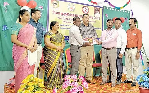 ஆழ்வார்குறிச்சி பரமகல்யாணி கல்லூரியின் நாட்டு நலப்பணித்திட்ட அலுவலர்கள் செந்தில்குமரன், பாலசுப்பிரமணியன் ஆகியோர் கலெக்டர் துரை ரவிச்சந்திரனிடம் இருந்து விருதினை பெற்ற காட்சி.