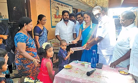 மாணவர்களுக்கு இலவசமாக எழுது பொருட்கள் வழங்கப்பட்டது. 