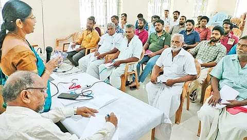 முகாமில் மண்டல இணை இயக்குனர் சாந்தி பேசிய காட்சி. 