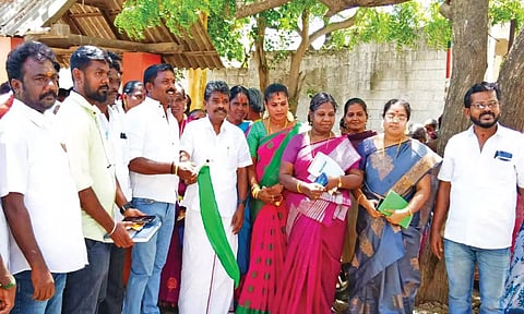 மாப்பிள்ளையூரணி ஊராட்சியில் புதிய சாலைகள் அமைக்கும் பணிகளை சண்முகையா எம்.எல்.ஏ. கொடி அசைத்து தொடங்கி வைத்த காட்சி. 