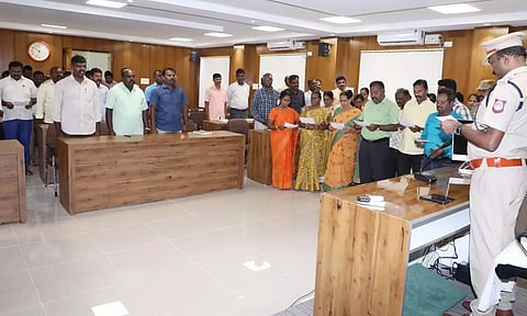  தருமபுரி எஸ்.பி அலுவலகத்தில் போலீஸ் சூப்பிரண்டு ஸ்டீபன் ஜேசுபாதம் தலைமையில் போலீசார் மற்றும் அமைச்சு பணியாளர்கள் உறுதிமொழி ஏற்று கொண்ட போது எடுத்த படம். 