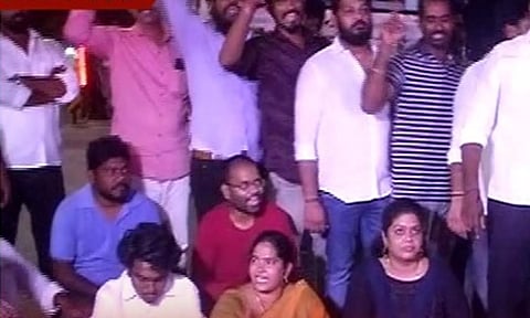தமிழக பா.ஜ.க. மாநில செயலாளர் நள்ளிரவில் கைது - பா.ஜ.க.வினர் சாலை மறியல் போராட்டம்