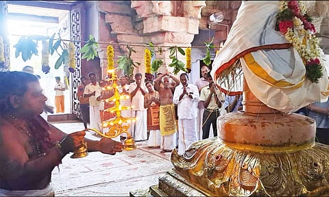 கொடியேற்றத்துக்கு பிறகு கொடிமரத்துக்கு தீபாராதனை நடந்தபோது எடுத்த படம்.