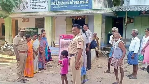 விழிப்புணர்வு பிரசாரத்தில் ஈடுபட்ட போலீசாரை படத்தில் காணலாம்.