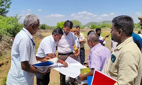 சென்னிமலை யூனியன், முருங்கத்தொழுவில் தியாகி குமரனுக்கு உருவ சிலையுடன் அரங்கம் கட்ட உள்ள இடத்தினை கலெக்டர் ராஜகோபால் சுன்கரா பார்வையிட்டார்.