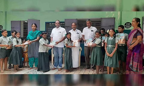 மாணவ, மாணவிகளுக்கு இலவச நோட்டு புத்தகங்கள் வழங்கப்பட்ட காட்சி.