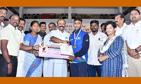 போட்டியில் வெற்றி பெற்றவர்களுக்கு அமைச்சர் பெரியகருப்பன் சான்றிதழ்கள் வழங்கினார். 