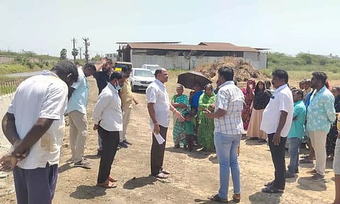 தடுப்பு சுவர் அமைக்கும் பணி: ஆக்கிரமிப்புகளை அகற்றி அளவீடு செய்து கட்டக் கோரி பொதுமக்கள் முற்றுகை