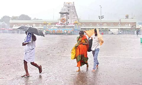 திருப்பதி கோவிலில் மழையை பொருட்படுத்தாமல் அலைமோதும் பக்தர்கள் கூட்டம்