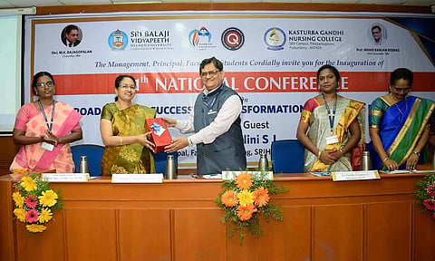 கஸ்தூரி பாய்காந்தி செவிலியர் கல்லூரி பேராசிரியை கீதா வரவேற்புரையாற்றிய காட்சி.