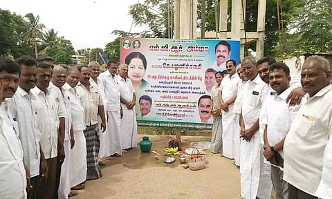பல்லடம் எம்.எல்.ஏ., எம்.எஸ்.எம். ஆனந்தன் பூமி பூஜை நடத்தி திட்டப்பணிகளை துவக்கி வைத்த காட்சி.