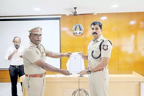 சிறப்பாக பணியாற்றிய போலீசார் ஒருவருக்கு போலீஸ் சூப்பிரண்டு பாலாஜி சரவணன்பாராட்டு சான்றிதழ் வழங்கிய காட்சி