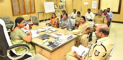 தருமபுரி மாவட்ட கலெக்டர் அலுவலக கூட்டரங்கில் கள்ளச்சாராயம் தடுப்பு நடவடிக்கைகள் குறித்து ஆய்வுக்கூட்டம் கலெக்டர் சாந்தி தலைமையில் நடைபெற்றது. அருகில் மாவட்ட போலீஸ் சூப்பிரண்டு ஸ்டீபன் ஜேசுபாதம் உள்பட பலர் உள்ளனர்.