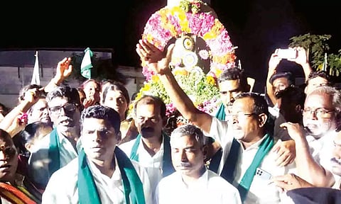 விவசாய தியாகிகள் நினைவிடத்தில் பாஜக., மாநிலத் தலைவா் அண்ணாமலை அஞ்சலி செலுத்திய காட்சி.