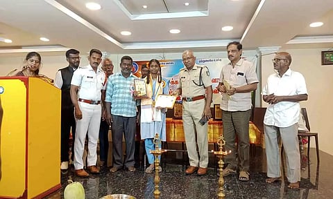 மாணவர்களுக்கு விருது மற்றும் சான்றிதழ் வழங்கிய காட்சி.