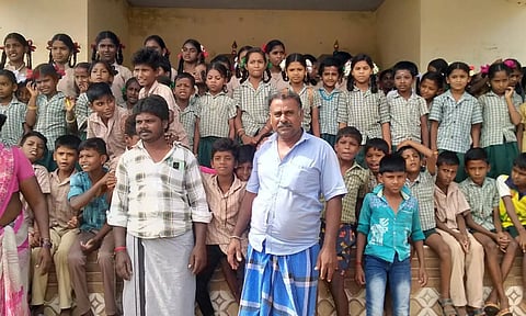 மாணவர்களை பள்ளிக்கு அனுப்பாமல் போராட்டத்தில் ஈடுபட்ட பெற்றோர்.