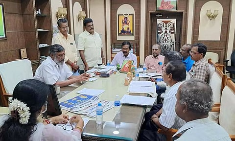  அதிகாரிகளுடன் அமைச்சர் தேனீ.ஜெயக்குமார் ஆலோசனை நடத்திய காட்சி.