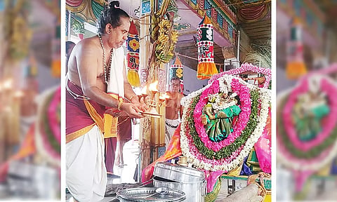 நிகழ்ச்சியில் திருஞானசம்பந்தரை மடியில் அமர்த்திய கோலத்தில் எழுந்தருளிய அம்பாளுக்கு தீபாராதனை காண்பிக்கப்பட்ட காட்சி.