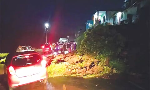 நீலகிரியில் கொட்டி தீர்த்த கனமழை: ஊட்டி-மஞ்சூர் சாலையில் மண்சரிவால் போக்குவரத்து பாதிப்பு