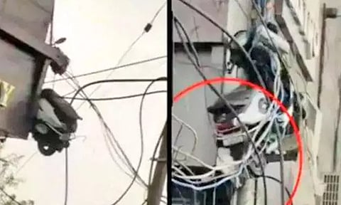 மின் கம்பிகளில் சிக்கிய ஸ்கூட்டர்