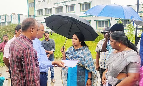  சூளகிரியில் உள்ள வேளாண்மை துறை அலுவலகத்தை கிருஷ்ணகிரி மாவட்ட கலெக்டர் சரயு பார்வையிட்டு ஆய்வு செய்த காட்சி.