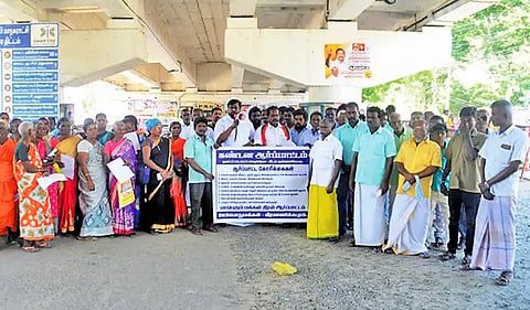 வீரமாணிக்கபுரம் பகுதி பொதுமக்கள் ஆர்ப்பாட்டம் நடத்திய போது எடுத்த படம்.