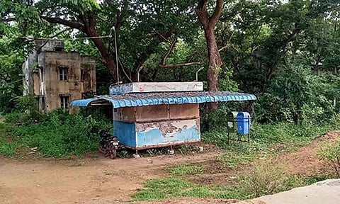 திருபுவனையில் உள்ள பாண்லே பால் பொருட்கள் விற்பனை நிலையம் மூடி கிடக்கும் காட்சி.