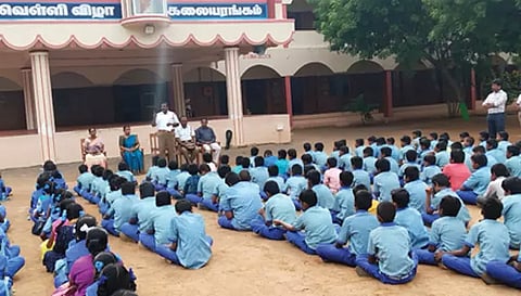 போக்குவரத்து போலீஸ் இன்ஸ்பெக்டர் ஜெய்சங்கரன் சாலை பாதுகாப்பு குறித்து பேசிய போது எடுத்த படம். 
