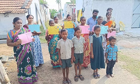 கடன் அட்டைகளுடன் பொதுமக்கள். 