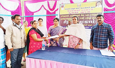 ஒசூர் சார் ஆட்சியர் சாதி சான்றிதழ்கள் வழங்கிய காட்சி.
