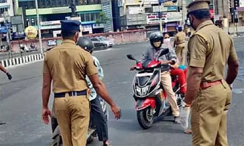 இருசக்கர வாகனங்களில் பின்னால் அமர்ந்து செல்வோருக்கும் இனி ஹெல்மெட் கட்டாயம்