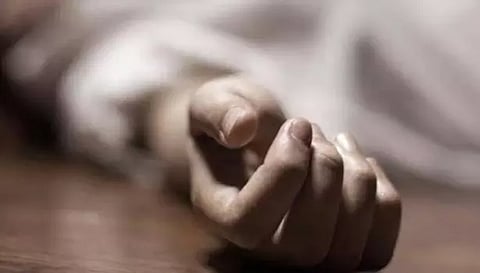 வீட்டில் மர்மமான முறையில் இறந்த பெண்ணின் கழுத்தில் காயங்கள்- போலீசார் விசாரணை