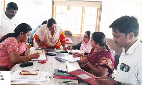 தாராபுரம் பகுதியில் தனியார் விதை நிலையங்களில் ஈரோடு விதை துணை இயக்குனர் சுமதி ஆய்வு செய்தபோது எடுத்த படம்.