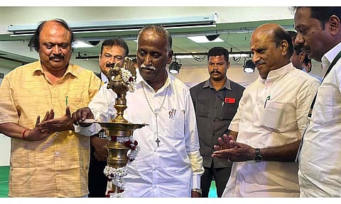 புதுவை செஸ் அசோசியேஷன் சார்பில் 12 வயது மற்றும் 18 வயதுக்குட்பட்ட வர்களுக்கான மாநில அளவிலான செஸ் போட்டி அமலோற்பவம் மேல்நிலைப்பள்ளி வளாகத்தில் தொடங்கியது. போட்டியை அமைச்சர் லட்சுமி நாராயணன், கென்னடி எம்.எல்.ஏ. மற்றும் பள்ளி தாளாளர் லூர்துசாமி ஆகியோர் குத்துவிளக்கேற்றி தொடங்கி வைத்தனர். 