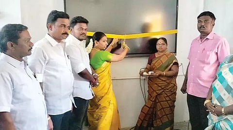 ஸ்மார்ட் கிளாஸ் கணினி பலகையை மாவட்ட கவுன்சிலர் பிரியா குருராஜ் ரிப்பன் வெட்டி தொடங்கி வைத்த காட்சி.