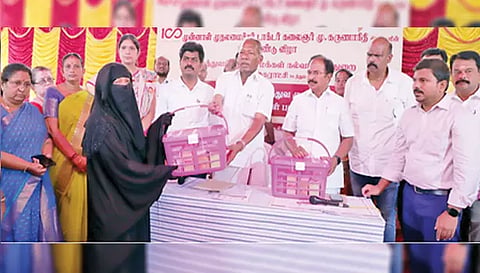 முகாமில் கர்ப்பிணி பெண்ணுக்கு ஊட்டச்சத்து பெட்டகத்தை மாவட்ட வருவாய் அதிகாரி மேனகா, மேயர் ராமச்சந்திரன், ராஜேந்திரன் எம்.எல்.ஏ. ஆகியோர் வழங்கினர். அருகில் துணை மேயர் சாரதா தேவி மற்றும் பலர் உள்ளனர். 