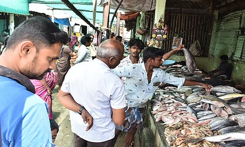 ஈரோடு ஸ்டோனி பிரிட்ஜ் மீன் மார்க்கெட்டில் இன்று காலை மீன் வியாபாரம் விறுவிறுப்பாக நடந்த போது எடுத்த படம்.