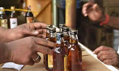 மதுரை டாஸ்மாக் கடைகளில் கூடுதல் விலைக்கு மதுபானம் விற்பனை- 4 மேற்பார்வையாளர்கள் சஸ்பெண்டு
