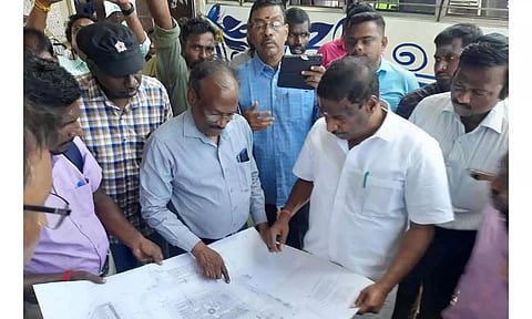 நேரு எம்.எல்.ஏ ஸ்மார்ட் சிட்டி திட்ட அதிகாரிகளுடன் ஆய்வு செய்த காட்சி.
