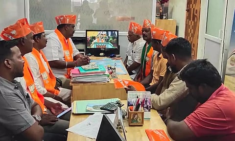 உப்பளம் தொகுதி பா.ஜனதா சார்பில் பிரதமர் மோடி காணொளி உரை ஒளிபரப்பப்பட்ட காட்சி.