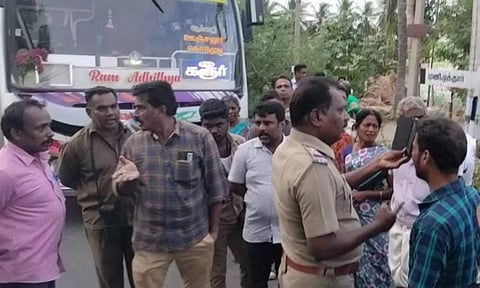 கொடுமுடி அருகே தனியார் பஸ்சை வழிமறித்து ரகளை செய்த கண்டக்டர்