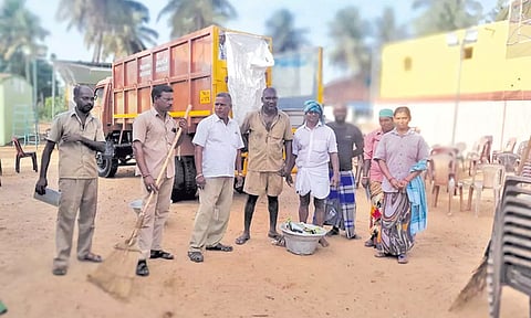 தோப்புத்துறையில் கோவில் வளாகத்தில் குவிந்த குப்பைகளை சுத்தம் செய்த ஓய்வு பெற்ற ஆசிரியர்.