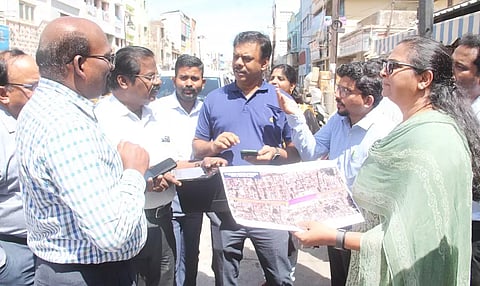 மேலமாசி வீதியில் மெட்ரோ ரெயில் மேலாண் இயக்குநர் சித்திக் ஆய்வு செய்தார். 