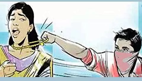 மூதாட்டியிடம் செயின் பறிப்பு