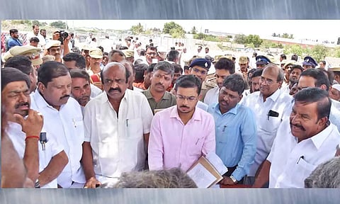 ஆய்வு செய்த போது எடுத்த படம்